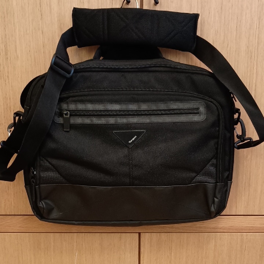 Targus 17"  Black Laptop Bag With Shoulder Strap